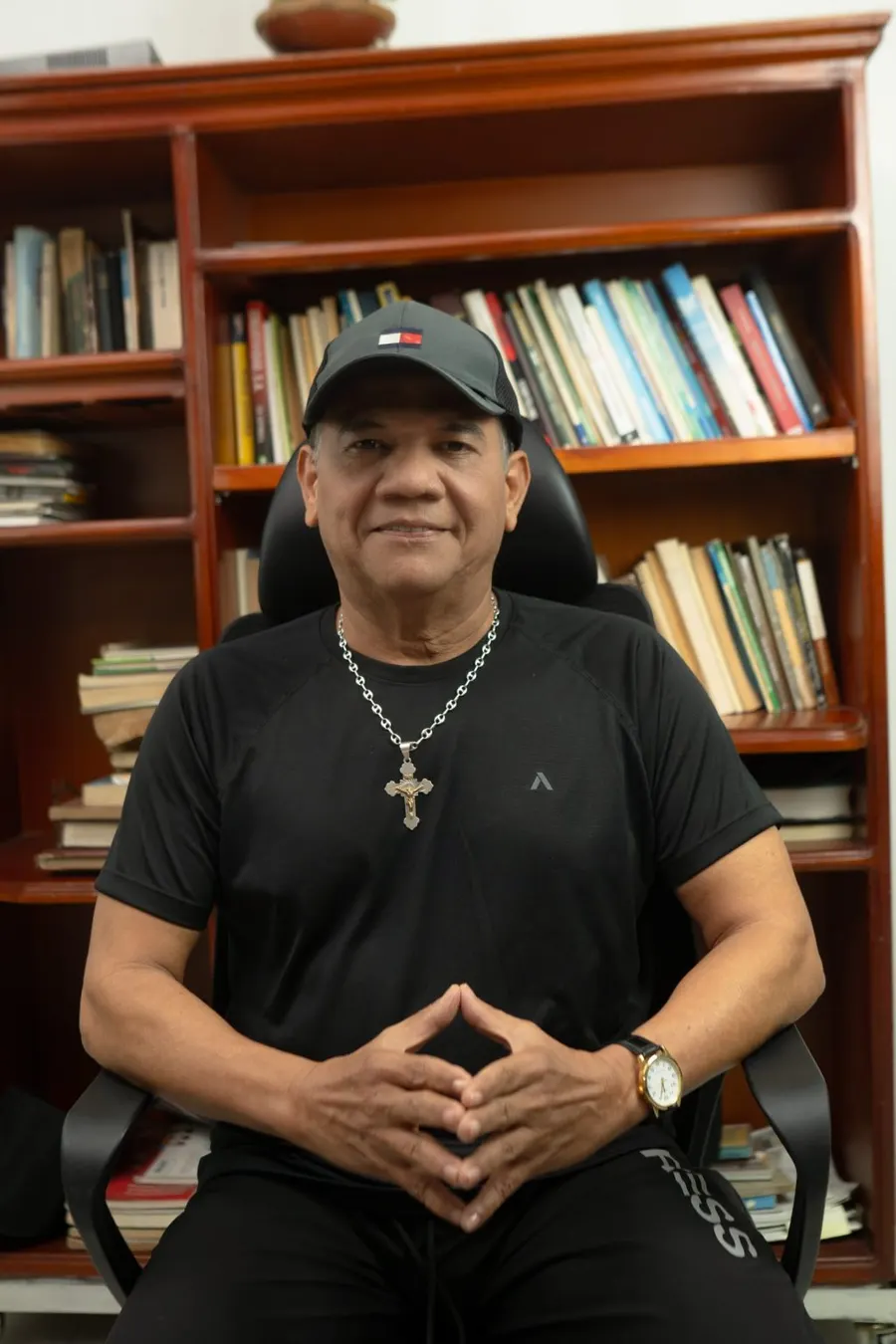 Edison Lucio Torres en su biblioteca
